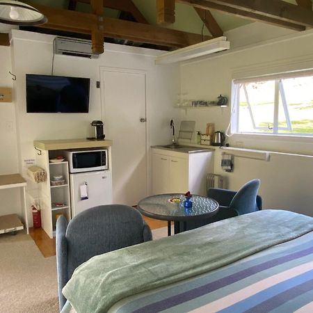 Superb Studio Retreat With Spa, Pool & Bbq Access Whanganui Extérieur photo