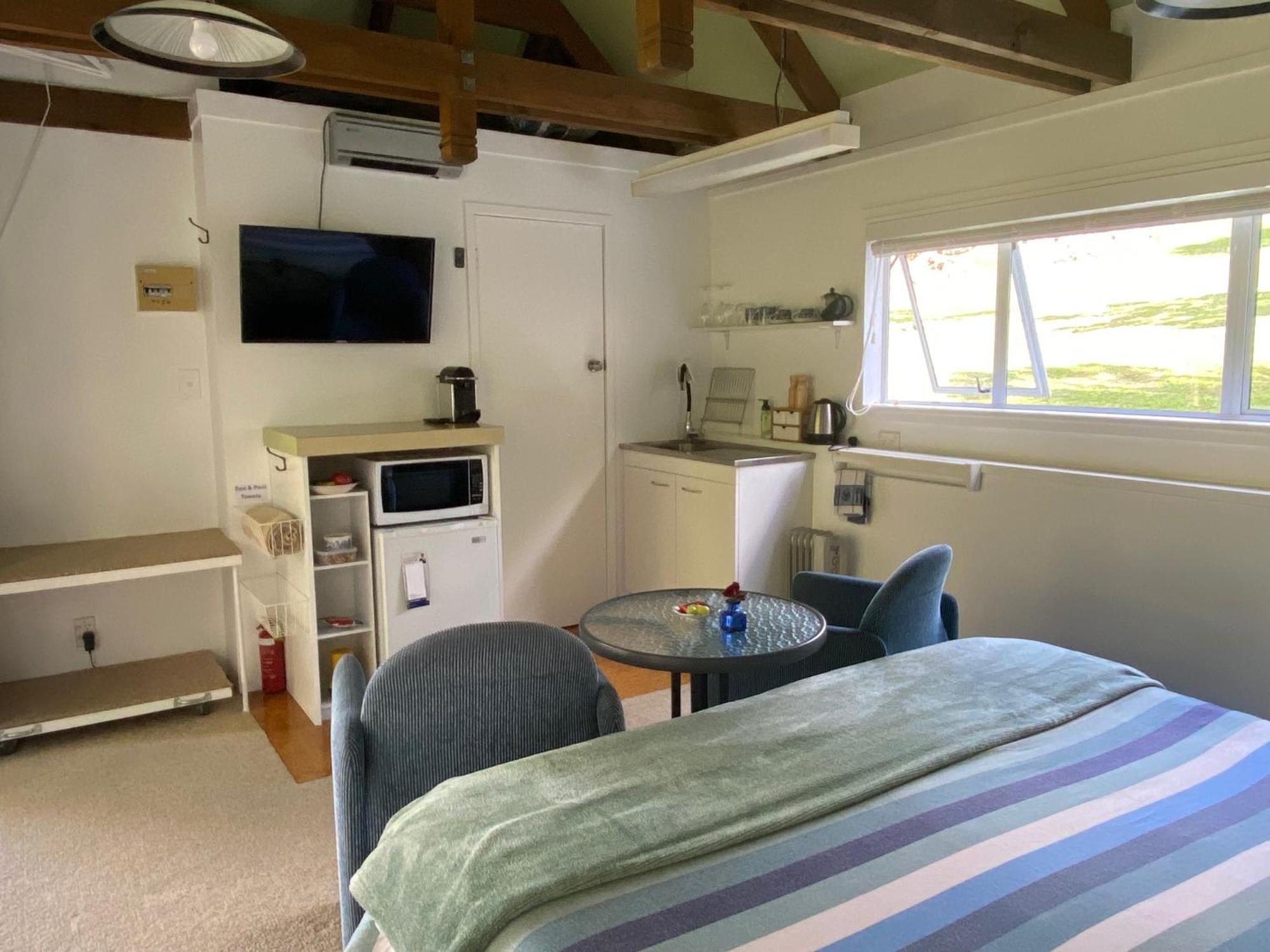 Superb Studio Retreat With Spa, Pool & Bbq Access Whanganui Extérieur photo